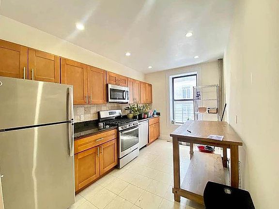 4th image of 251 W 81st St #4V