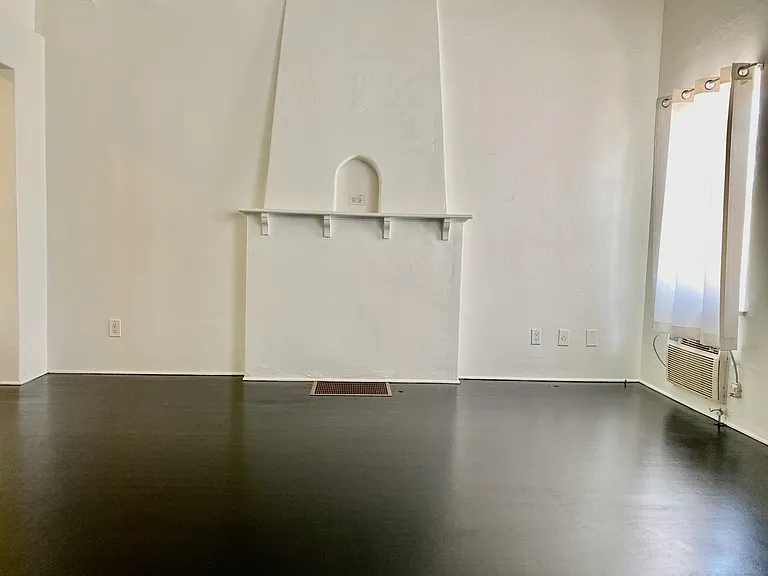 1042 N Crescent Heights Blvd — Photo 8