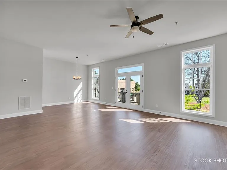 1038 Homestead Way St — Photo 4