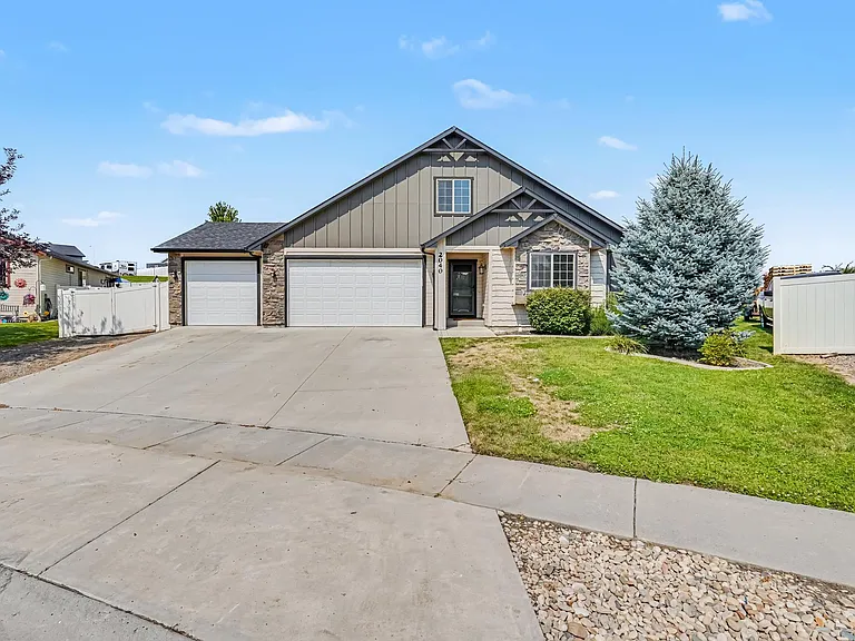 2040 Kelly Dr — Photo 1