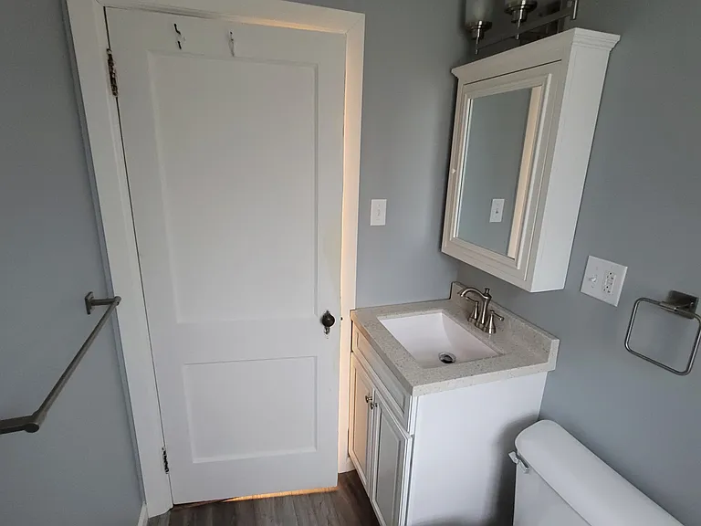 813 W 33rd St — Photo 22