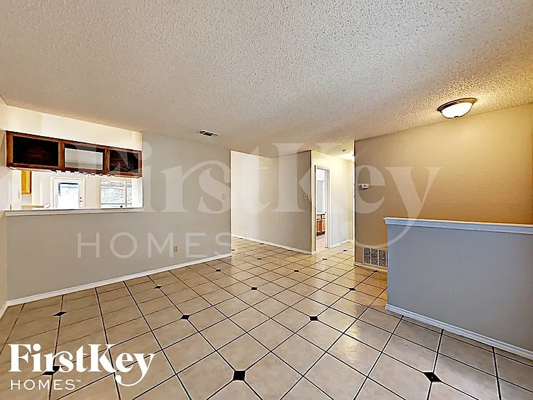 4949 Oak Hollow Dr — Photo 2