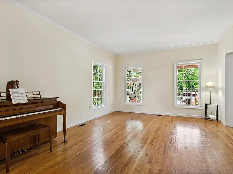 921 Shore Acres Dr — Photo 1
