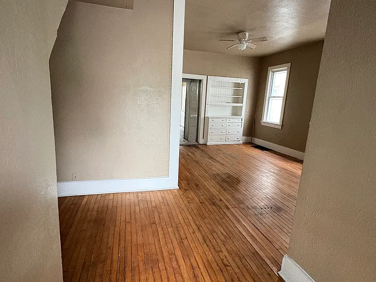 1600 S Muskego Ave — Photo 3