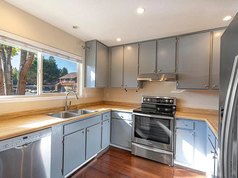 1414 Parkway Dr — Photo 3