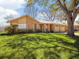 1702 Manchester Dr, Arlington, TX 76012
