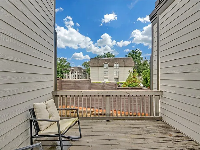 860 Stonehill Ln — Photo 22