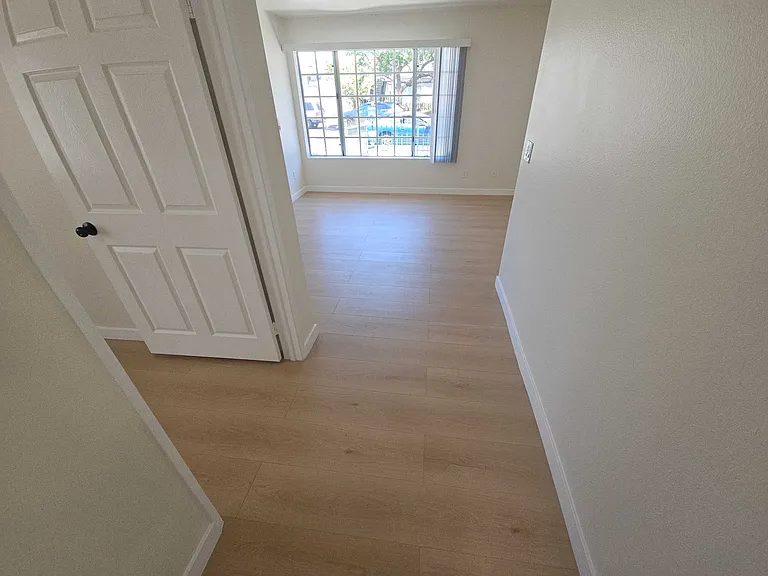 Riverton Ave — Photo 23