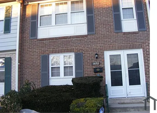 3 bed, 1200 sqft, $2,400 — Photo 1