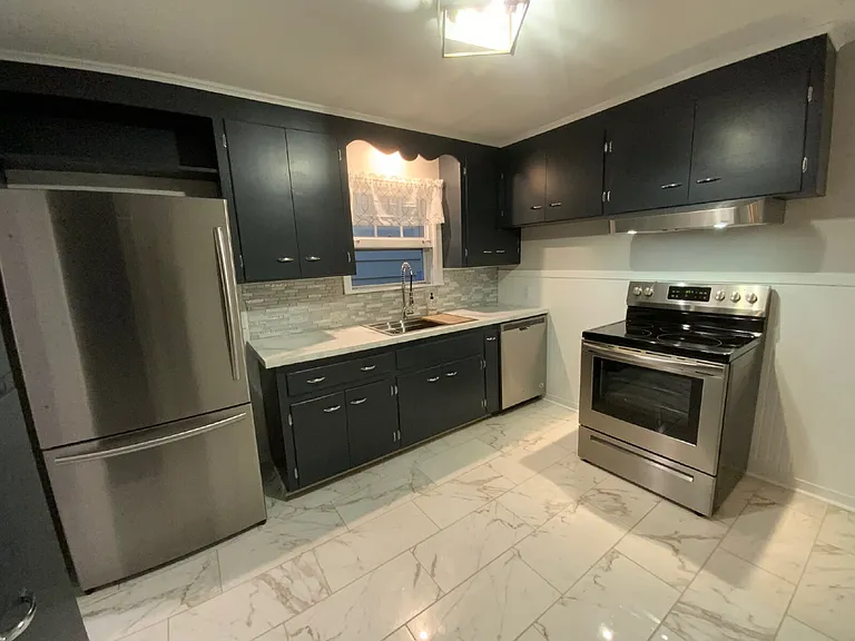 1345 Roselle Ave — Photo 6