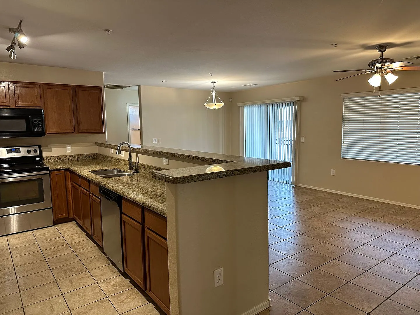 Gorgeous 2 bedroom plus den condo/townhome in the gated community of Tesoro — Photo 4