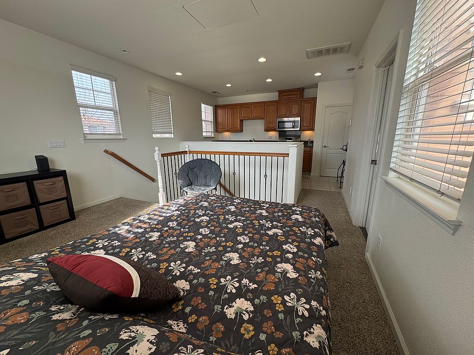 1st image of 681 W La Canada