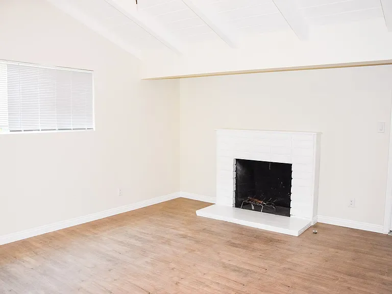 2318 E Coolidge Ave — Photo 5
