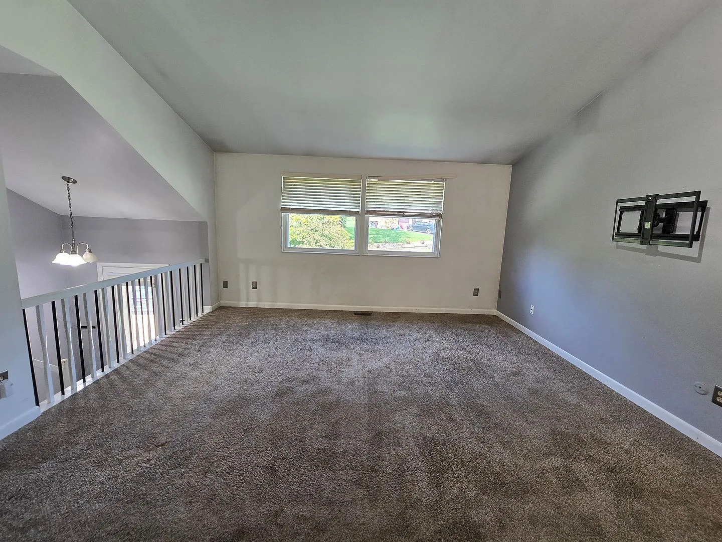 Available Now! Adorable 3 Bedroom Split Entry Home - Monroeville Pa — Photo 4