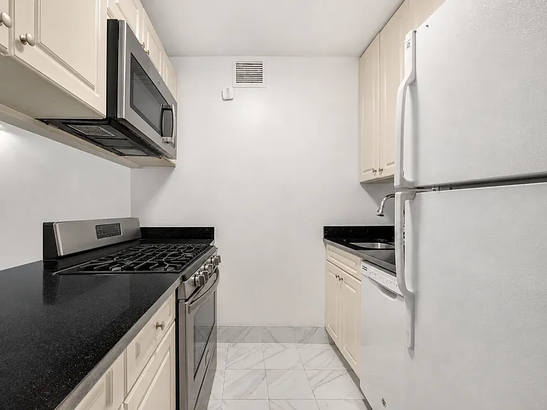 280 Rector Pl #7M — Photo 4