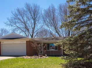 527 Old Creek Ct, Saline, MI 48176