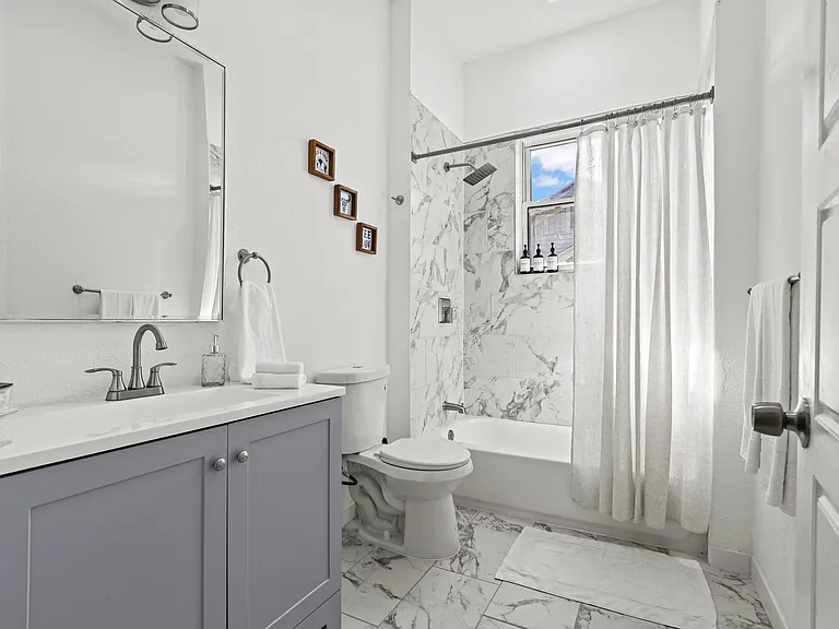 623 W Elmira St — Photo 15