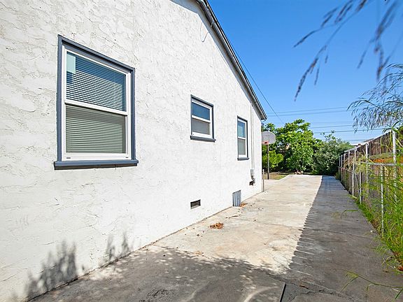 3rd image of 688 Patricia Ln