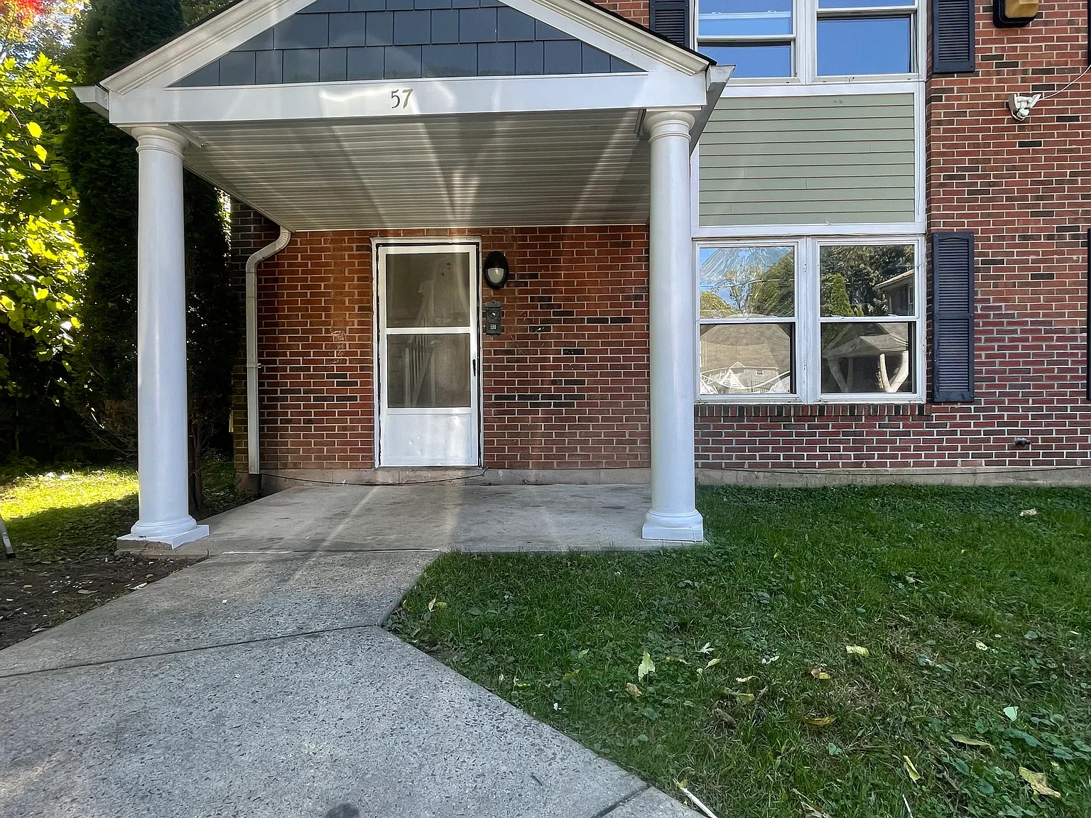 3 bed, 1.5 bath, 1320 sqft, $2,100 — Photo 4