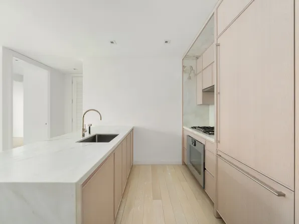 138 East 50th Street image 2 of 11