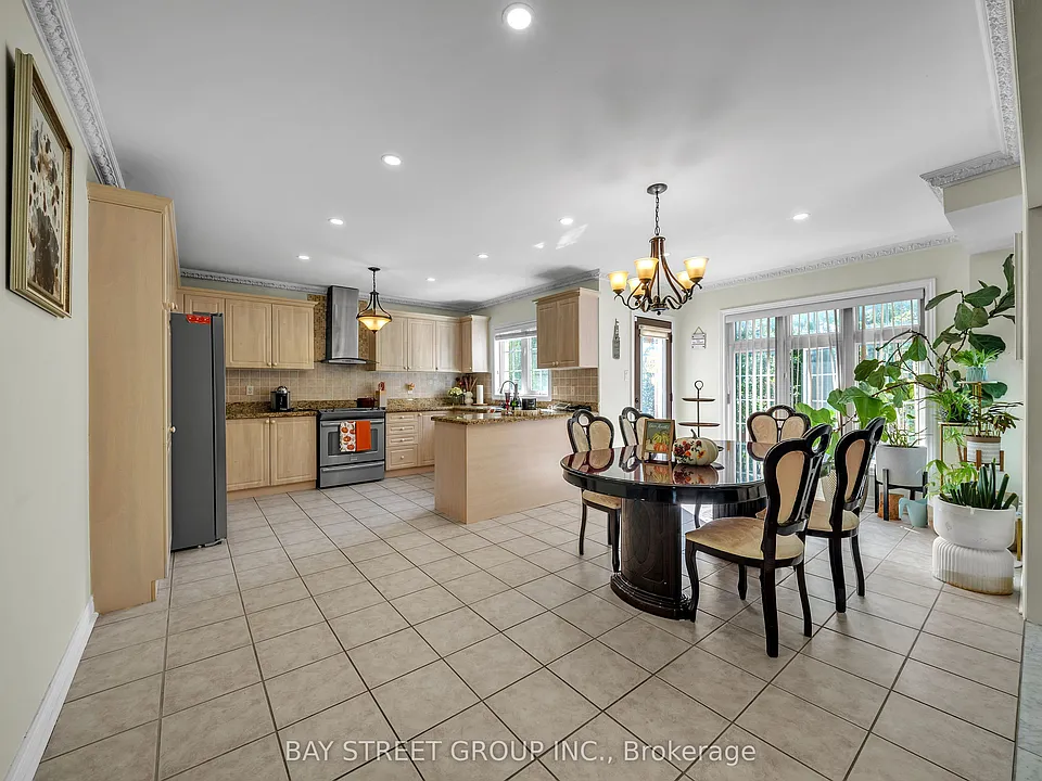 384 Spruce Grove Cres