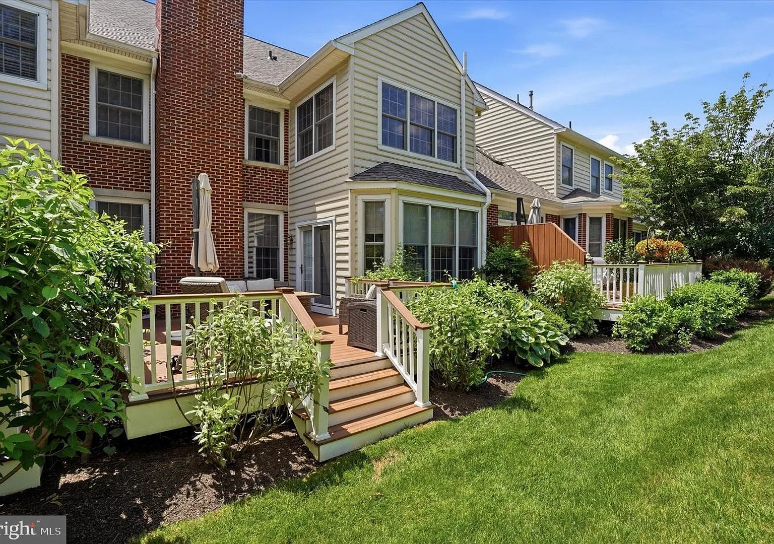 Beautiful Belle Aire Townhome with Finished Basement, Garage & Pool — Photo 2