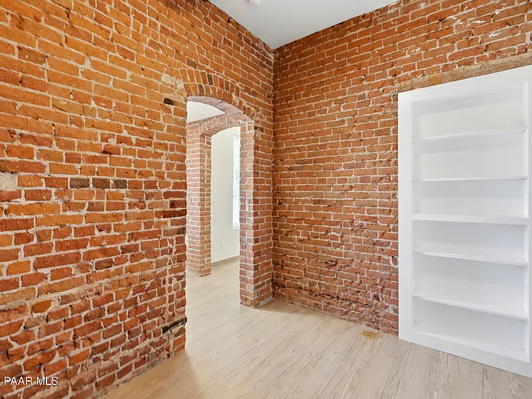 533 W Gurley St #1 — Photo 9