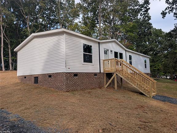 3rd image of 1424 Pineview Rd