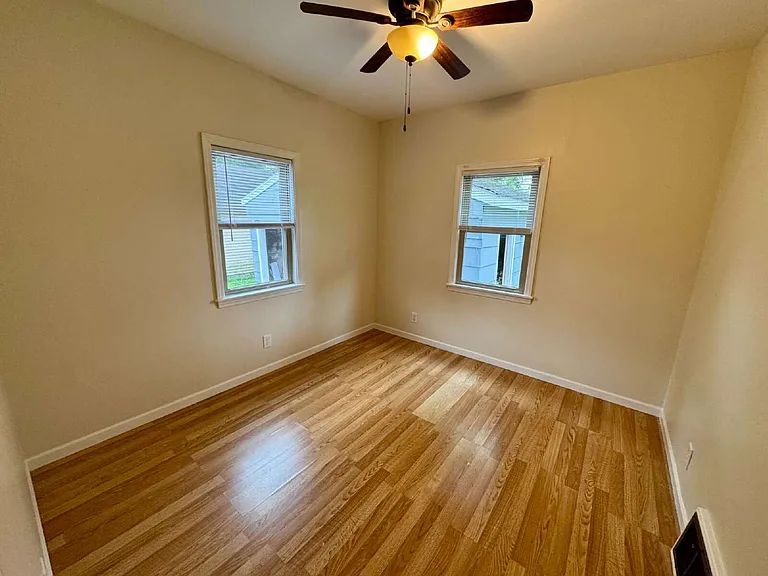 1027 Bergen Ave — Photo 5