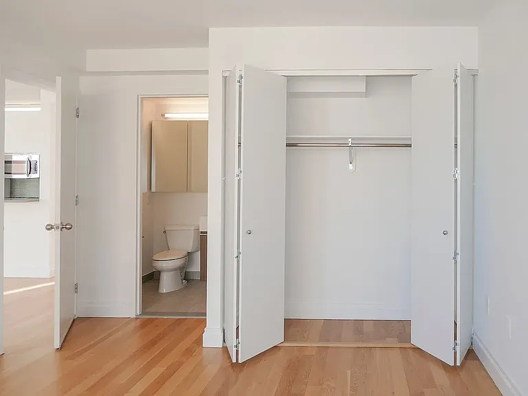 150 E 44th St #34C — Photo 8