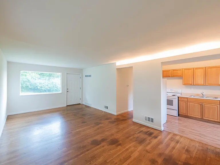 111 Susan Rd — Photo 2