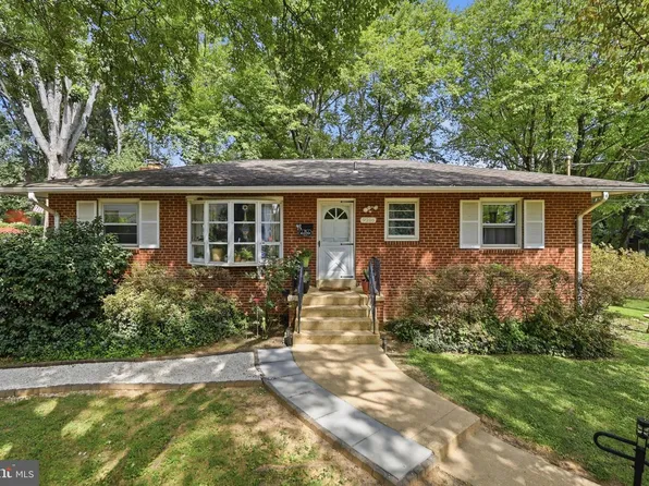 9216 Brian Dr, Vienna, VA 22180