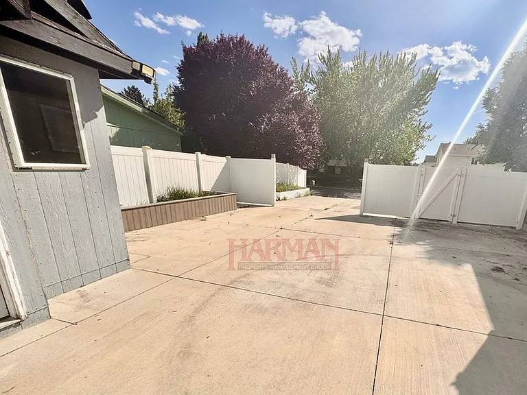 863 S Artesian Rd — Photo 22