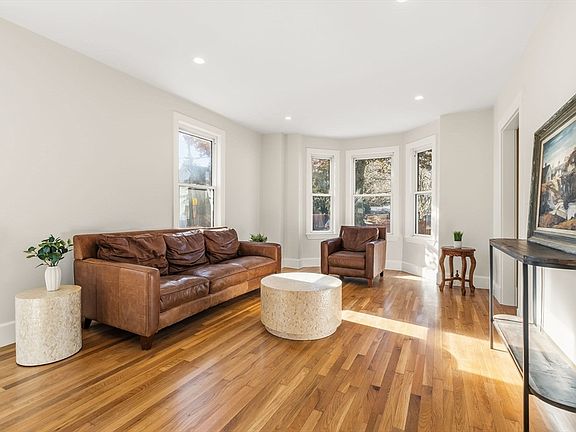 3rd image of 18 Balcomb St