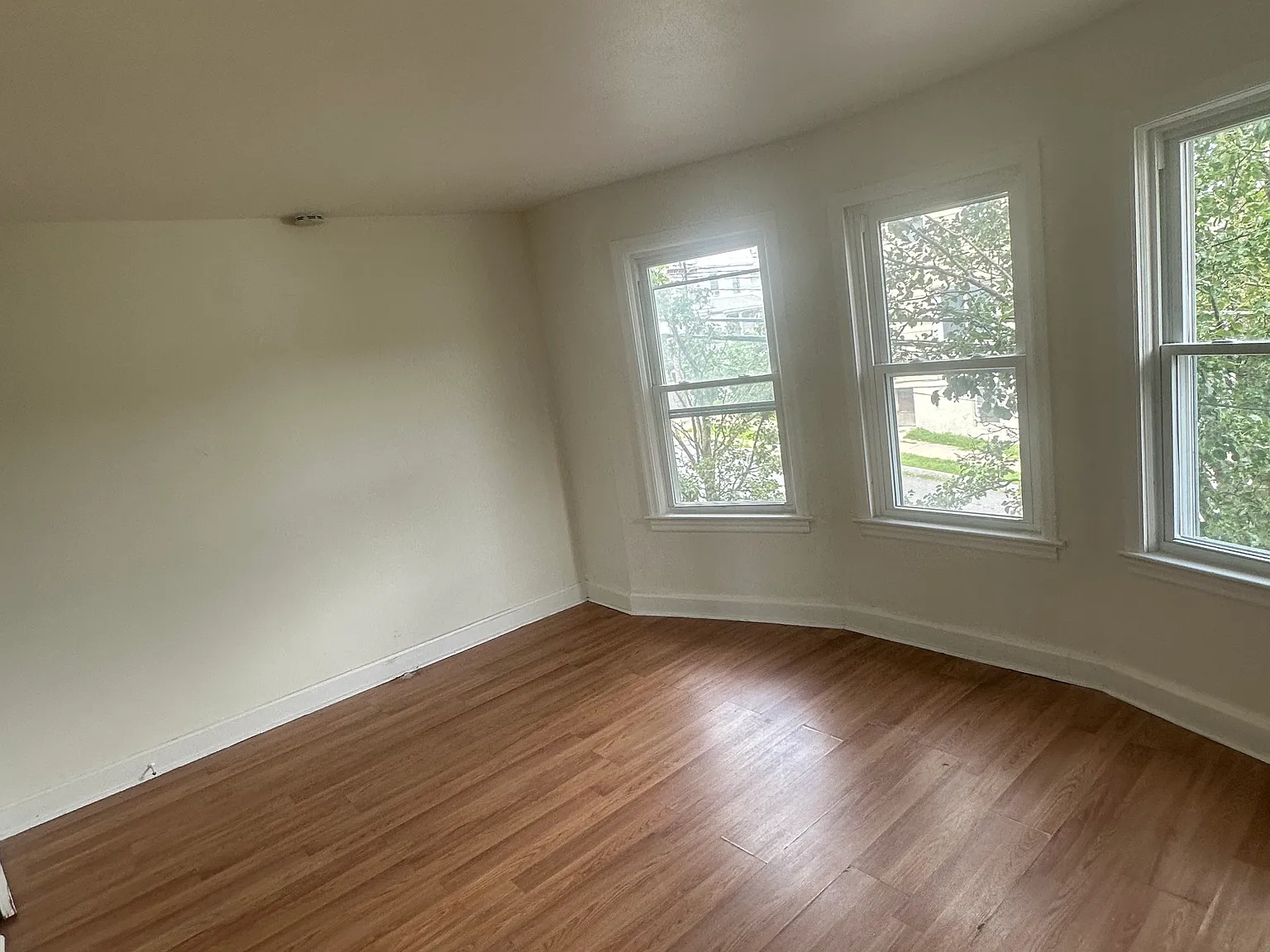 3 bed, 1000 sqft, $1,300 — Photo 3