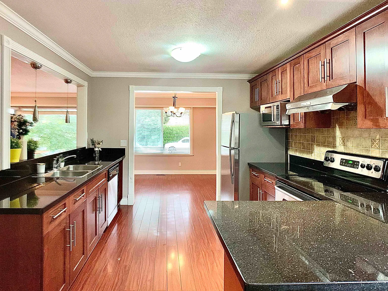4 bed, 2100 sqft, $4,000 — Photo 2