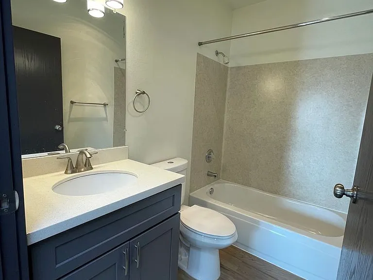 6040 Cali - Spacious 1 & 2 Units | Washer/Dryer | Private Balcony | Lots on Natural Light — Photo 41