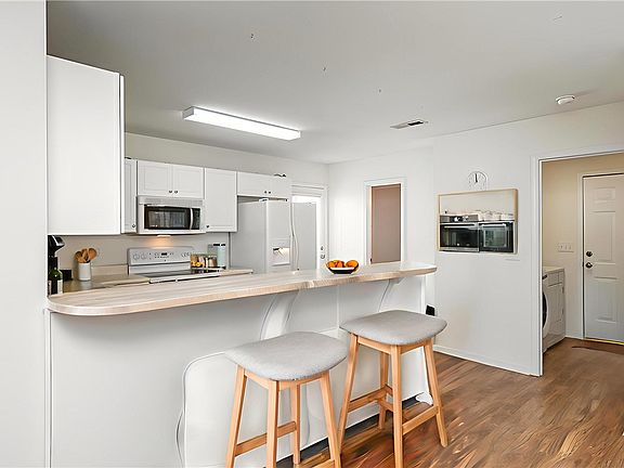 5th image of 100 Antique Ct