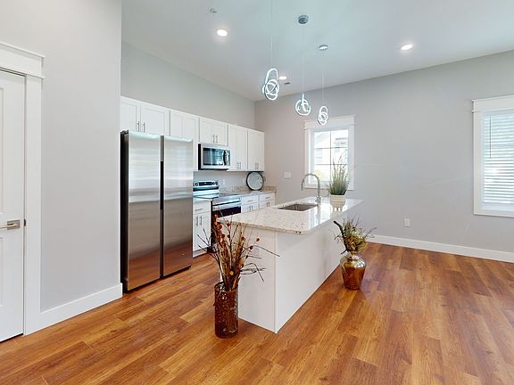 5th image of 1915 Forest Ave Unit 102