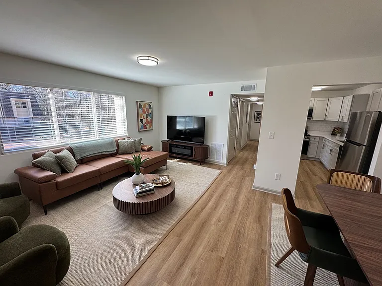 1128 W College St — Photo 25