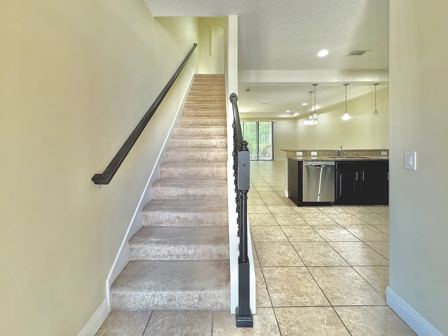 3 bed, 1535 sqft, $1,900 — Photo 2