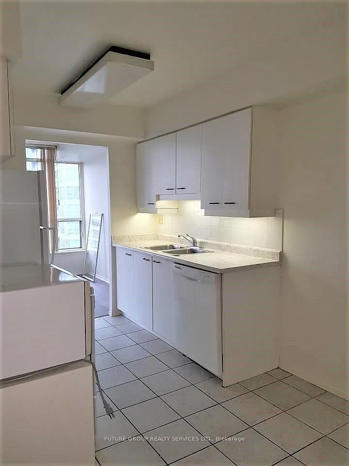 55 Elm Dr W — Photo 3