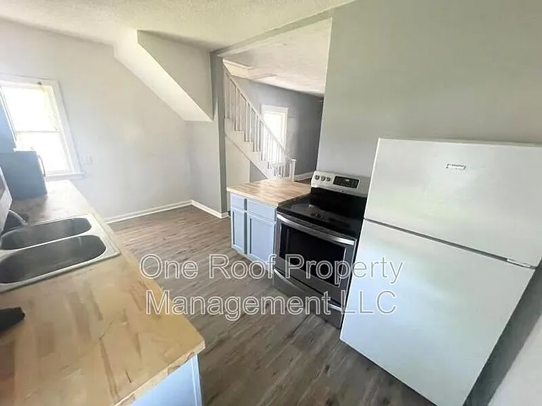 447 N Lawndale Ave — Photo 5