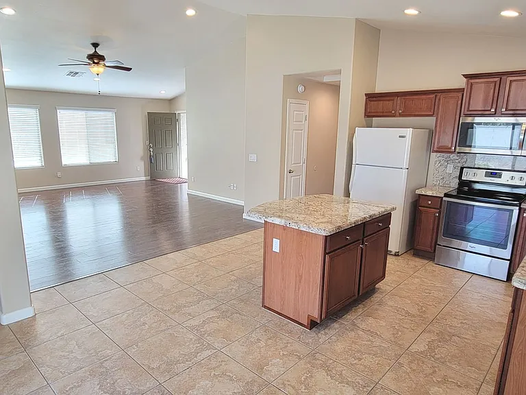 1814 W Desert Hills Dr — Photo 5
