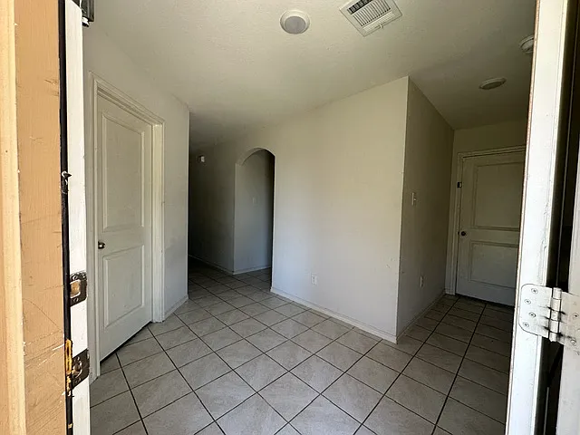 1202 Meadow Wood Ct — Photo 8