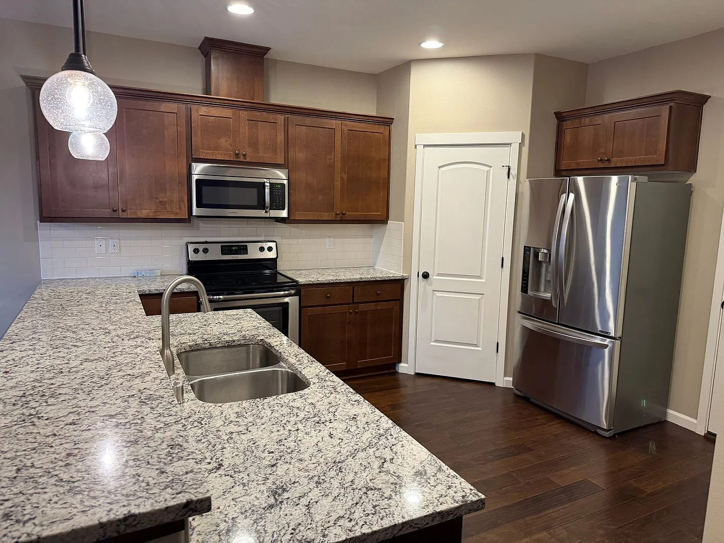 Beautiful 3 Bedroom House with High Ceilings, 2 Car Garage, Great Location & More! — Photo 4