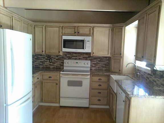 Kitchen w/granite & oak