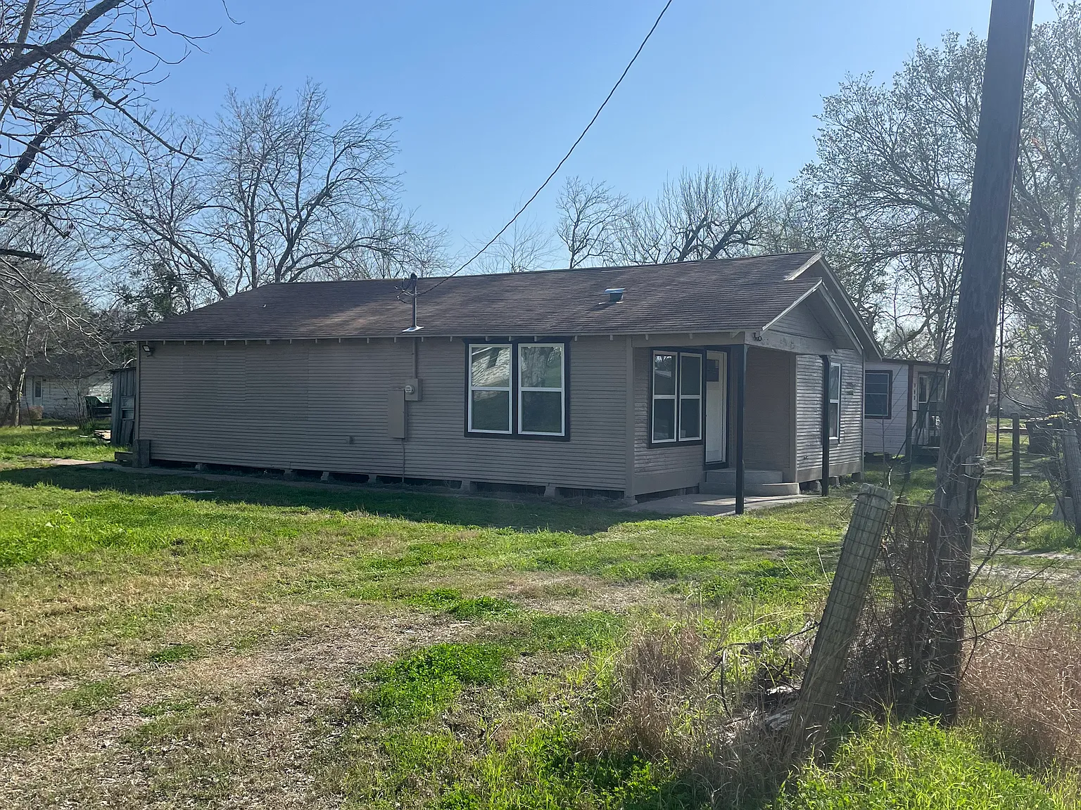 3 bed, 1100 sqft, $1,350 — Photo 2