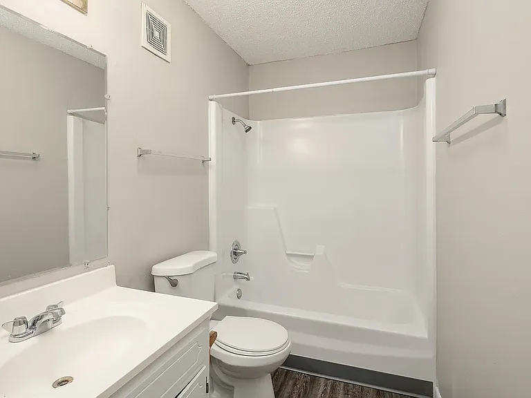 Hartford House Apartments — Photo 16