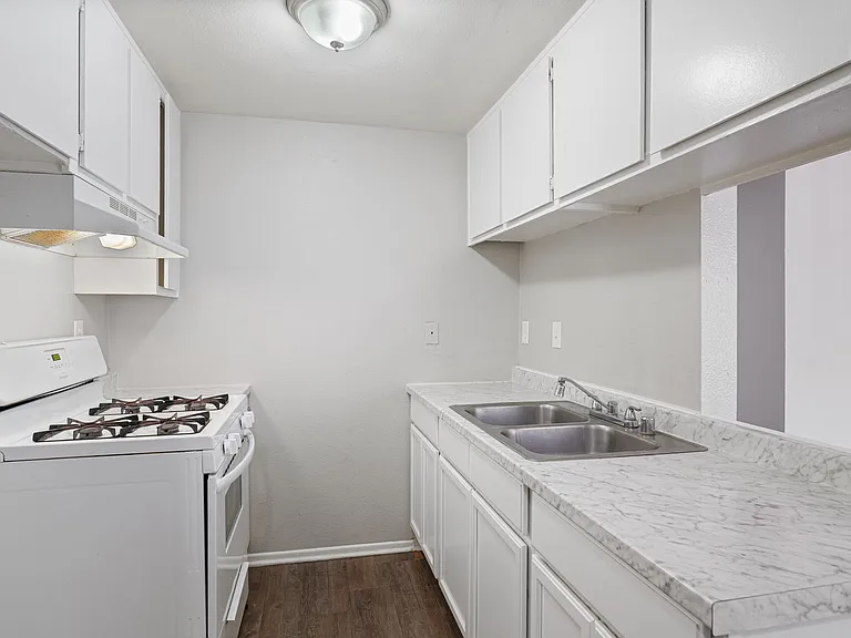 Dresser Complex — Photo 4